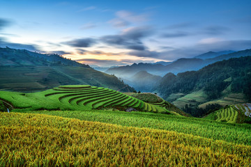 Mooie stap van rijstterras peddelveld in zonsondergang en zonsopgang op Mam Xoi hill, Mu Cang Chai, Vietnam. Mu Cang Chai is prachtig in de natuur in Vietnam, Zuidoost-Azië. Reisconcept. Luchtfoto