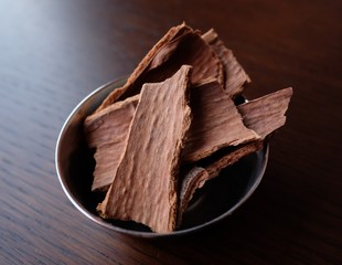 シナモン、肉桂、ニッキ。香辛料(スパイス)。Broken cinnamon sticks on a old wooden table