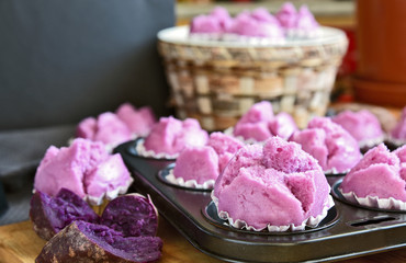 Obraz na płótnie Canvas Purple Sweet Potato Steam Muffins on wooden broad..purple sweet potatoes desert menu.