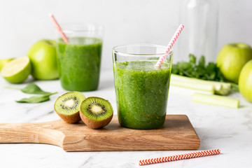 green smoothie of spinach, apple and kiwi on a light background - obrazy, fototapety, plakaty