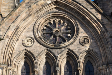 Obraz premium Rose window in frontage of St Mary Cathedral in Edinburgh city, Scotland, UK