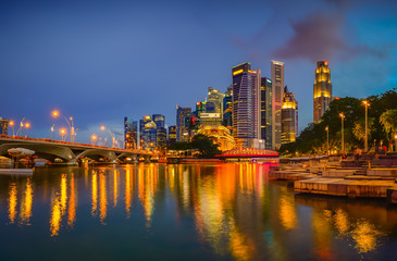 Fototapeta premium Singapore 2018 blue hour at Queen Elizabeth Walk over look to singapore central business district