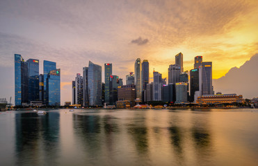 Obraz na płótnie Canvas Singapore 2018 Sunset at Marina Bay look from ArtScience Museum deck