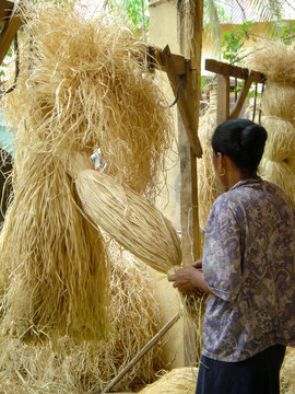 Trie puis pr&eacute;paration de pelote de sisal (raphia) &agrave; Mahajanga - Madagascar.