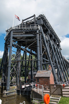 Anderson Boat Lift Northwich  close up 2