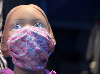 Schaufensterpuppe: Kind mit selbst genähtem Mundschutz