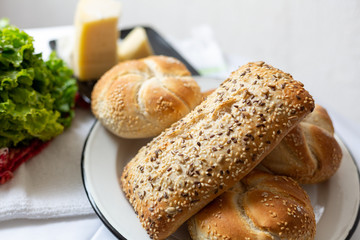Pan recién horneado y listo para tomar en el desayuno o la comida.