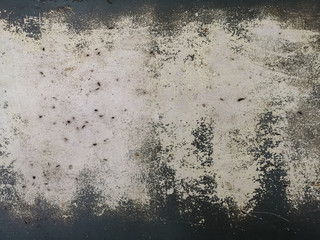 The steel plate has rust, traces and black stains.