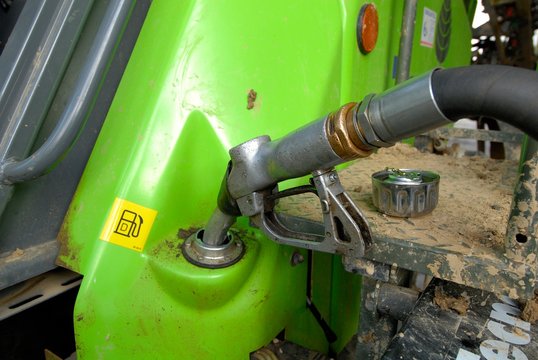 Agriculteur effectuant plein de gas-oil