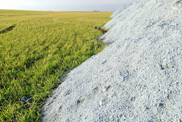 Tas d'engrais Calcichap en bordure de champ, fabriqué à partir de boues de désencrage de papier...