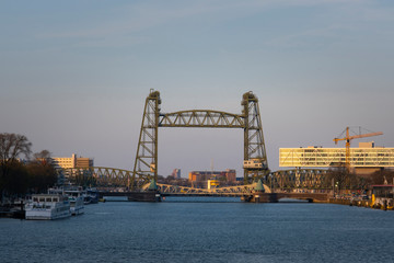 Fototapeta premium Most podnoszony Koningshavenbridge De Hef w Rotterdamie