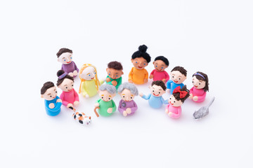 手作り紙粘土人形　外国人や老若男女が集まる様子