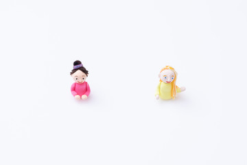 手作り紙粘土人形　ソーシャルディスタンスを守って立っている人々