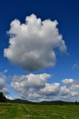 Fototapeta na wymiar 雲と空と大地～ぽっかり雲