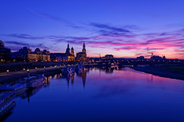 Obraz premium Sonnenuntergang und Altstatt-Silhouette 