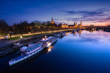 Blaue Stunde am Elbufer in Dresden