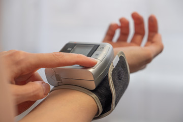 Medical device for measuring pressure on the arm