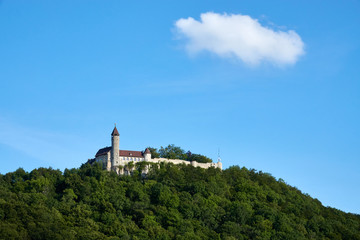 Fototapeta na wymiar Die Burg Teck in der nähe der schwäbischen Alb, von der Anhöhe Hörnle fotografiert. Einzelne Wolke am blauen nachmittags Himmel