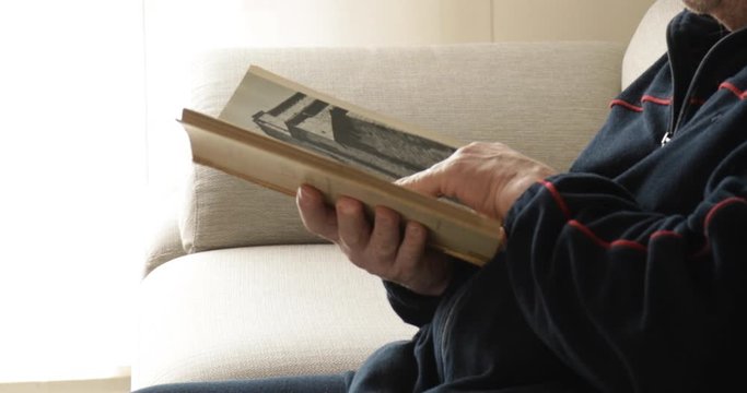 Uomo che legge un libro