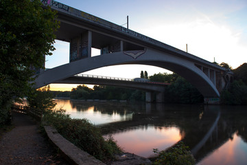 Pont sur une rivière en automne au levé du jour à Nantes en France