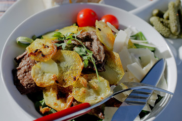 Salade de pommes de terre croustillantes au boeuf
