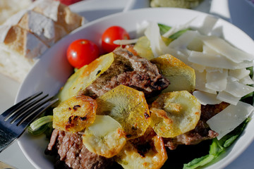 Salade de pommes de terre croustillantes au boeuf