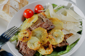 Salade de pommes de terre croustillantes au boeuf