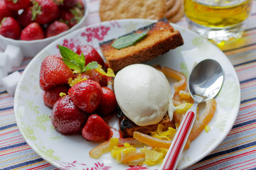 Fraises poelees aux baies, glace à la vanille