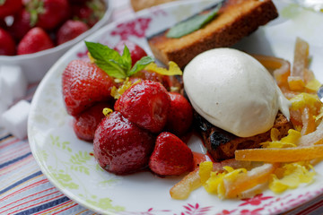 Fraises poelees aux baies, glace à la vanille