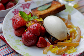 Fraises poelees aux baies, glace à la vanille