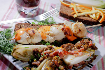 Noix de Saint Jacques au pain noir et aux endives à l'orange