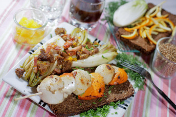 Noix de Saint Jacques au pain noir et aux endives à l'orange