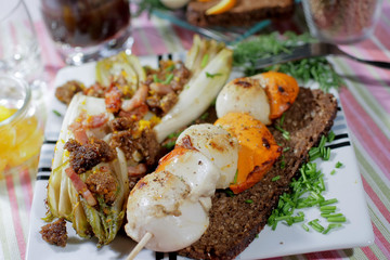 Noix de Saint Jacques au pain noir et aux endives à l'orange