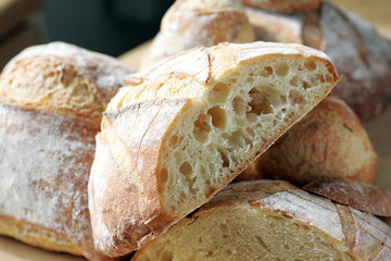 Assortiment de pain pose sur table en bois