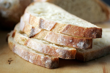 Assortiment de pain pose sur table en bois