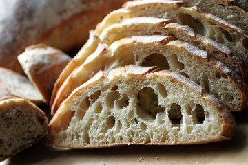 Assortiment de pain pose sur table en bois