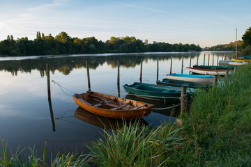 Naklejka na ściany i meble petits bateaux de plaisance au levé du jour sur une rivière en automne à Nantes en France