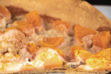 Gros plan sur une part de tarte butternut avec du fromage italien gorgonzola fondu dessus