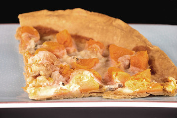 Pâtisserie salée part de tarte butternut mozzarella dans une assiette