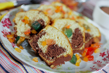 Recette du marbré au chocolat  accompagné de fruits confits