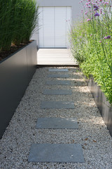 Moderne Gartengestaltung mit Gräsern und Stauden