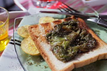 Salade de Mer sur tartine de pain