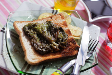 Salade de Mer sur tartine de pain