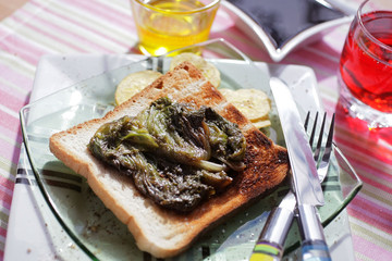 Salade de Mer sur tartine de pain