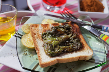 Salade de Mer sur tartine de pain