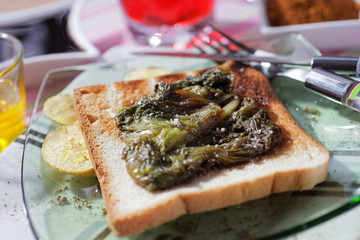 Salade de Mer sur tartine de pain