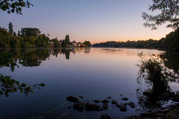 Obraz premium Petite maisons au levé du jour sur une rivière en automne à Nantes en France