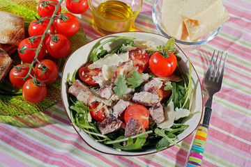 salade d'agneau et de roquette aux copeaux de parmesan et aux tomates cerise