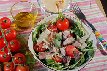 salade d'agneau et de roquette aux copeaux de parmesan et aux tomates cerise