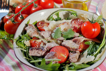 salade d'agneau et de roquette aux copeaux de parmesan et aux tomates cerise